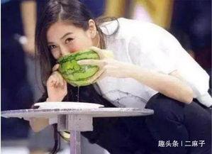 杨幂蹲地上吃瓜,演绎接地气女神风采