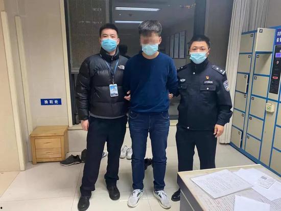 上海书院民警吃瓜事件,网络舆论下的警民互动风波